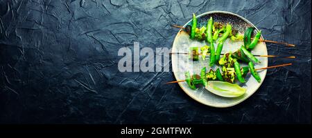 Gemüsekebab mit Brokkoli, grünen Erbsen und Okra.geröstetes Gemüse auf einem Spieß.Platz kopieren Stockfoto