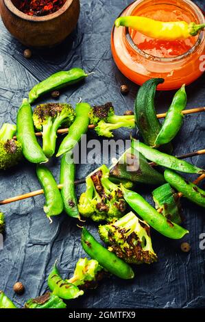 Gemüsekebab mit Brokkoli, grünen Erbsen und Okra.geröstetes Gemüse auf einem Spieß Stockfoto