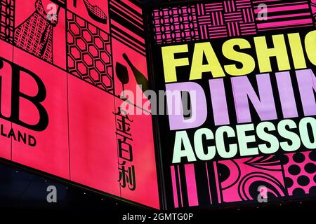 Beleuchtete Neon-Plakatwände Außenwerbung auf den Straßen von Hong Kong - 24. dezember 2013 Stockfoto