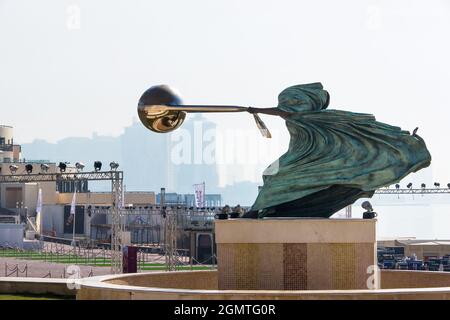 Force of Nature II von Lorenzo Quinn Denkmal in Katara Kulturdorf in Doha, Katar - 18. märz 2016 Stockfoto