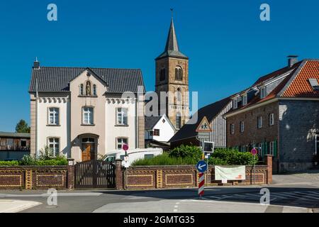 Deutschland, Wuelfrath, Wuelfrath-Duessel, Bergisches Land, Niederbergisches Land, Niederberg, Rheinland, Nordrhein-Westfalen, NRW, Pfarrhaus der katholischen Kirche St. Maximin an der Dorfstraße im Dorf Duessel, hinter der evangelischen Kirche Stockfoto