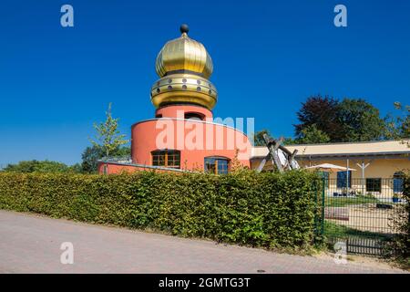 Deutschland, Wuelfrath, Bergisches Land, Niederbergisches Land, Niederberg, Rheinland, Nordrhein-Westfalen, NRW, evangelischer Kindergarten und Familienzentrum Düsseler Tor, goldene Zwiebelkuppel der Vorschule von Friedensreich Hundertwasser Stockfoto