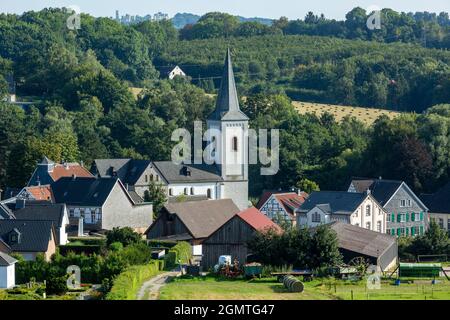 Deutschland, Wuelfrath, Wuelfrath-Duessel, Bergisches Land, Niederbergisches Land, Niederberg, Rheinland, Nordrhein-Westfalen, NRW, Hügellandschaft und Duessel-Dorf, katholische Kirche St. Maximin, Romanik, Pfeilerbasilika Stockfoto