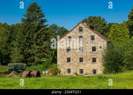 Deutschland, Wuelfrath, Wuelfrath-Aprath, Bergisches Land, Niederbergisches Land, Niederberg, Rheinland, Nordrhein-Westfalen, NRW, Aprathmühle im Naturschutzgebiet Aprather Mühlenteich, Wassermühle, cornmill, Landschaft, Wald, Bäume, Wiese Stockfoto