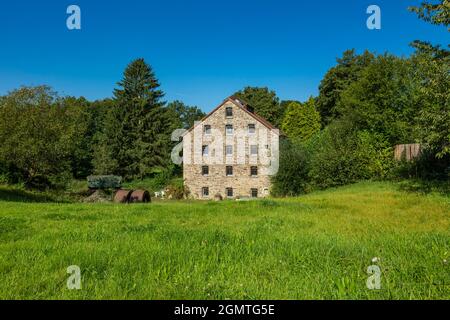 Deutschland, Wuelfrath, Wuelfrath-Aprath, Bergisches Land, Niederbergisches Land, Niederberg, Rheinland, Nordrhein-Westfalen, NRW, Aprathmühle im Naturschutzgebiet Aprather Mühlenteich, Wassermühle, cornmill, Landschaft, Wald, Bäume, Wiese Stockfoto