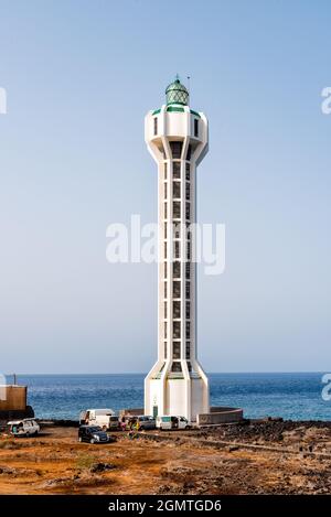 Tazacorte, Spanien - 15. August 2021: Leuchtturm Punta Lava in La Palma. La Bombilla, Tazacorte, Kanarische Inseln. Es liegt auf einem vulkanischen Lavafeld Stockfoto