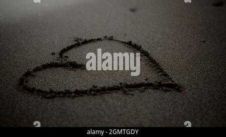 Wunderbares Herz ist in den sandigen Bereich am Strand gezogen. Leben Liebe und Beziehungen Konzept Stockfoto