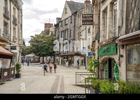 Fussgängerzone in der historischen Altstadt von Blois, Frankreich | Fußgängerzone im historischen Stadtzentrum, Blois, Loire-Tal, Frankreich Stockfoto