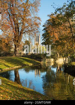 Oxford, England - 6. November 2017 Herbstansicht des Cherwell River in Oxford, mit Magdalen College Tower ebenfalls im Blick. Dies ist Teil meiner Favo Stockfoto