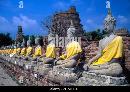 Ayutthaya, Thailand - April 1984; der Ayutthaya Historical Park wird von den Ruinen der alten Stadt Ayutthaya, Thailand, dominiert. Diese wurde von King gegründet Stockfoto