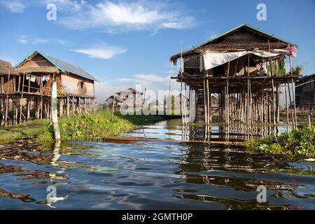 Inle-See, Myanmar - 1. Februar 2013; die Dörfer der Intha-Ureinwohner am Inle-See, Myanmar, werden häufig auf Stelzen errichtet, um sich vor den häufigen Überschwemmungen zu schützen Stockfoto