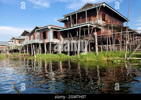 Inle-See, Myanmar - 1. Februar 2013; die Dörfer der Intha-Ureinwohner am Inle-See, Myanmar, werden häufig auf Stelzen errichtet, um sich vor den häufigen Überschwemmungen zu schützen Stockfoto