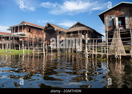 Inle-See, Myanmar - 1. Februar 2013; die Dörfer der Intha-Ureinwohner am Inle-See, Myanmar, werden häufig auf Stelzen errichtet, um sich vor den häufigen Überschwemmungen zu schützen Stockfoto