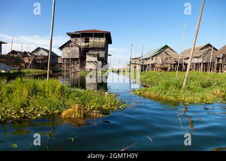 Inle-See, Myanmar - 1. Februar 2013; die Dörfer der Intha-Ureinwohner am Inle-See, Myanmar, werden häufig auf Stelzen errichtet, um sich vor den häufigen Überschwemmungen zu schützen Stockfoto