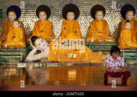 Yangon, Myanmar - 23. Januar 2013. Die Shwedagon-Pagode liegt auf dem Singuttara-Hügel im Zentrum von Yangon (Rangun), Myanmar, und ist die heiligste buddhistische Pagode Stockfoto