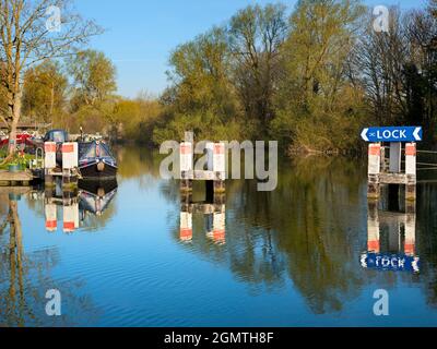 Abingdon in Oxfordshire, England - 13. April 2021; keine Person in Schuss. Eine zeitlose Szene in Abingdon Schleusentore an einem schönen Frühlingsmorgen; diese malerischen l Stockfoto