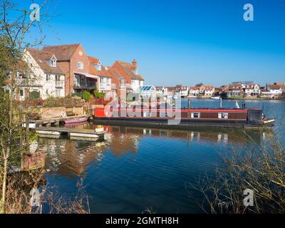 Abingdon, England - 24. März 2019 Abingdon-on-Thames behauptet, die älteste Stadt Englands zu sein. Hier sehen wir seinen gehobenen Yachthafen, an einem schönen Frühling Mo Stockfoto