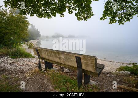 Nebel auf dem Bohinjer See bei Sonnenaufgang Stockfoto