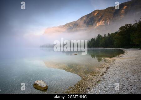 Nebel auf dem Bohinjer See bei Sonnenaufgang Stockfoto