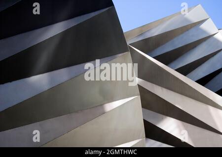 Vents, eine abstrakte Skulptur von Thomas Heatherwick, in der Ave Maria Lane, der City of London, wird auch als Paternoster Vents oder Angel Wings bezeichnet. Th Stockfoto