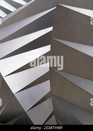 Vents, eine abstrakte Skulptur von Thomas Heatherwick, in der Ave Maria Lane, der City of London, wird auch als Paternoster Vents oder Angel Wings bezeichnet. Th Stockfoto