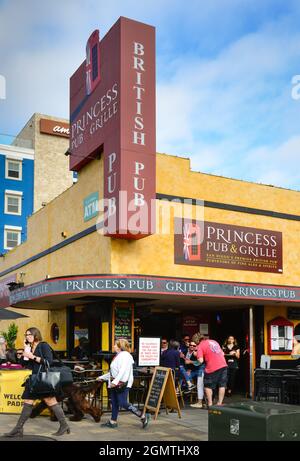 Ein voller Nachmittag mit Menschen, die vorbei gehen und Gästen, die im Princess Pub & Grill, Einem britischen Pub, in Little Italy, San Diego, CA, trinken Stockfoto