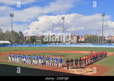 Turin, Italien. September 2021. Italien und Spanien vor dem Start des Spiels im Municipal Stadion von Turin während 2021 Baseballeuropameisterschaft - 3. N 4. Platz Finale - Italien gegen Spanien, Baseballspiel in Turin, Italien, September 19 2021 Quelle: Independent Photo Agency/Alamy Live News Stockfoto