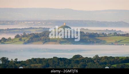 Glastonbury, Somerset, Großbritannien. September 2021. Wetter in Großbritannien. Das Glastonbury Tor in Somerset ist an einem warmen, sonnigen Morgen am letzten Tag des astronomischen Sommers von einem Meer aus Nebel umgeben. Bildnachweis: Graham Hunt/Alamy Live News Stockfoto