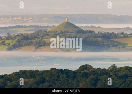 Glastonbury, Somerset, Großbritannien. September 2021. Wetter in Großbritannien. Das Glastonbury Tor in Somerset ist an einem warmen, sonnigen Morgen am letzten Tag des astronomischen Sommers von einem Meer aus Nebel umgeben. Bildnachweis: Graham Hunt/Alamy Live News Stockfoto