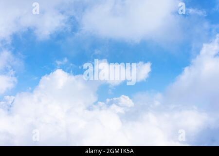 Wolkenlandschaft Luftaufnahme des blauen Himmels und oben bewölkt Vogelperspektive aus dem Flugzeugfenster Stockfoto