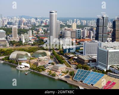 Marina Bay, Singapur - 4,5. März 2019. Von dieser erhöhten Lage aus können Sie die Uferpromenade von Marina Bay, die Theater der Esplanade und FL sehen Stockfoto