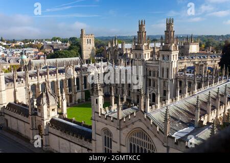 Oxford, England - 30. September 2010 All Souls College wurde 1438 von Heinrich VI. Von England und dem Erzbischof von Canterbury gegründet. Nur für alle S Stockfoto