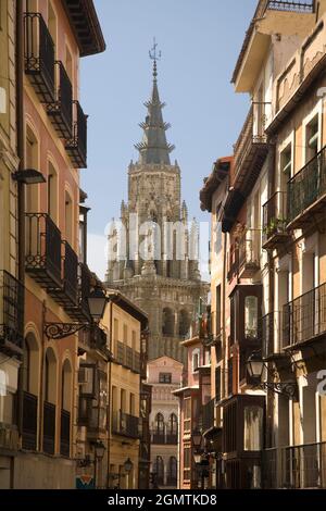 Toledo, Spanien - 25. September 2008; die prächtige hochgotische Kathedrale von Toledo, von der Altstadt aus gesehen, begann ihr Bau 1226 unter der Herrschaft der Regierung Stockfoto