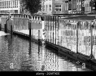 Amsterdam, Niederlande - 28. Mai 2016; keine Menschen im Blick Amsterdam, Niederlande - 28. Mai 2016; keine Menschen im Blick. Amsterdams berühmter Blumenmarkt, Stockfoto