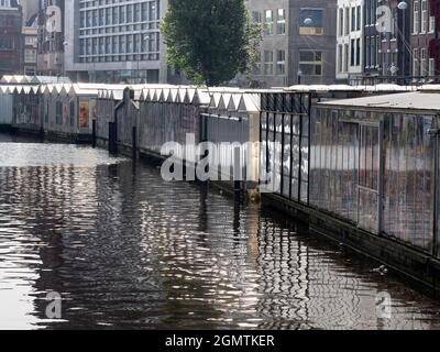 Amsterdam, Niederlande - 28. Mai 2016; keine Menschen im Blick. Amsterdams berühmter Blumenmarkt, Bloemenmarkt, liegt entlang der Singel zwischen Koni Stockfoto