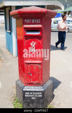 Sri Lanka - 13. Februar 2014; ein original antiker roter Briefkasten aus dem Jahr 1929 - mit George V-Abzeichen - in einer kleinen Stadt außerhalb von Kandy, Sri Lanka. Sie sehen nicht Stockfoto