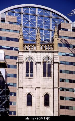 Die Wood Street liegt in der Nähe von Cheapside im Herzen der City of London, dem historischen Zentrum und dem wichtigsten Finanzviertel Londons. Die Gilde Churc Stockfoto