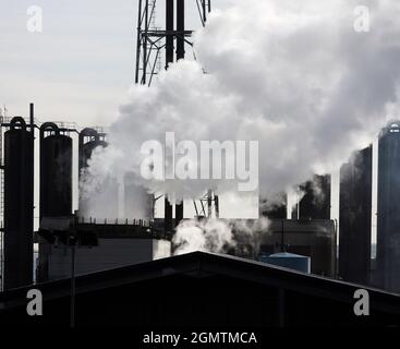 Die Raffinerie Avonmouth ist ein riesiger petrochemischer und energietechnischer Komplex, der den Südwesten Englands bedient und sich in einem Vorort von Bristol, England, befindet Stockfoto