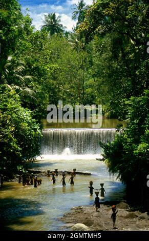 Bali, Indonesien - 5. Juni 1984; eine zeitlose, aber alltägliche Szene im ländlichen Bali - eine Gruppe von Frauen, die Wasser aus einem Fluss in der Nähe von Ubud holen, im Herzen Stockfoto