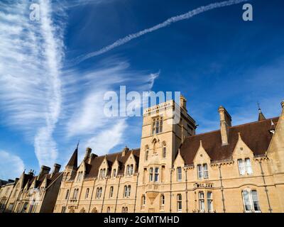 Oxford, England - 28. Oktober 2019 Ich liebe es, in den Himmel zu schauen. Was Sie sehen, ist oft schön und verändert sich ständig. Spaziergang durch Oxford auf einem schönen A Stockfoto