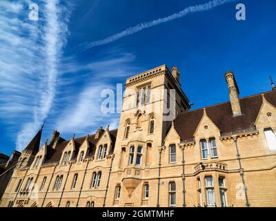 Oxford, England - 28. Oktober 2019 Ich liebe es, in den Himmel zu schauen. Was Sie sehen, ist oft schön und verändert sich ständig. Spaziergang durch Oxford auf einem schönen A Stockfoto