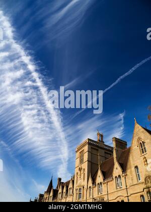Oxford, England - 28. Oktober 2019 Ich liebe es, in den Himmel zu schauen. Was Sie sehen, ist oft schön und verändert sich ständig. Spaziergang durch Oxford auf einem schönen A Stockfoto