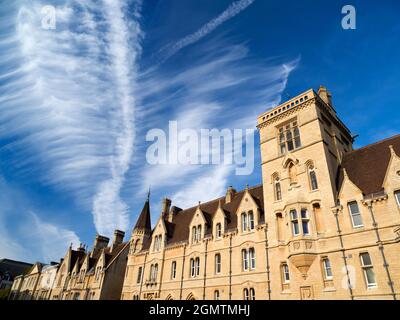 Oxford, England - 28. Oktober 2019 Ich liebe es, in den Himmel zu schauen. Was Sie sehen, ist oft schön und verändert sich ständig. Spaziergang durch Oxford auf einem schönen A Stockfoto