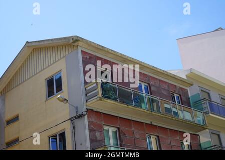 COIMBRA, PORTUGAL - 29. Aug 2021: Ein portugiesisches Haus mit Balkon am Mira Beach in Coimbra, Portugal Stockfoto