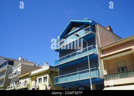 COIMBRA, PORTUGAL - 29. Aug 2021: Traditionelle portugiesische Häuser am Mira Beach in Coimbra, Portugal Stockfoto