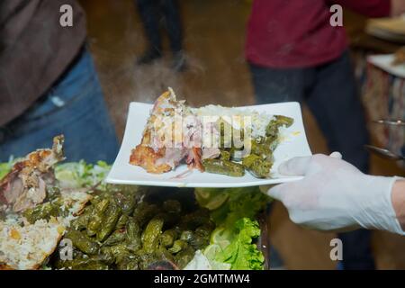 Grill wird von Lamm oder Schaf Fleisch zubereitet und von Slasher verarbeitet. Pilaf . Zinn Zeug . Gießen Sie die Füllung in eine Platte. Stockfoto