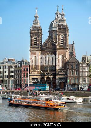 Amsterdam, Niederlande - 27. Mai 2016; viele Menschen im Blick. Die Basilika St. Nikolaus befindet sich im Altstadtviertel von Amsterdam, Neth Stockfoto