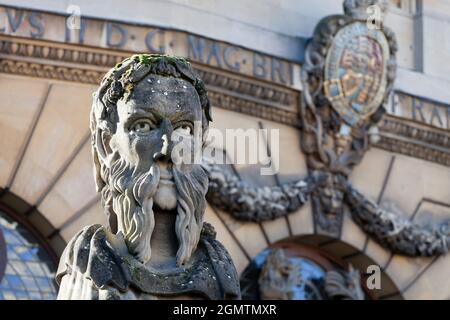 Oxford, England - 2010; Diese Büsten der alten klassischen Philosophen, genannt termains, schmücken die Außenwände des Sheldonian Theatre, ein archite Stockfoto