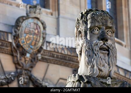 Oxford, England - 2010; Diese Büsten der alten klassischen Philosophen, genannt termains, schmücken die Außenwände des Sheldonian Theatre, ein archite Stockfoto