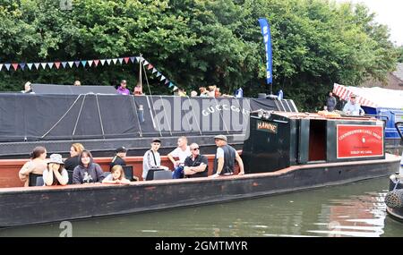 Beim Black Country Boating Festival konnten die Menschen eine freie Fahrt entlang des Dudley-Kanals Nr. 2 im offenen Frachtraum eines Arbeitsbootes namens „Hawne“ Unternehmen. Stockfoto